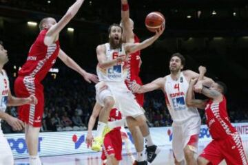 Sergio Rodr¨ªguez tira a canasta ante Marcin Gortat.