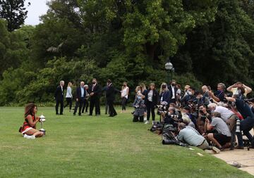 La tenista japonesa ha posado ante los medios gr¨¢ficos con el trofeo del Open de Australia. Naomi Osaka se proclam¨® campeona tras vencer por 6-4 y 6-3 en 71 minutos a Jennifer Brady en la final del Open de Australia.