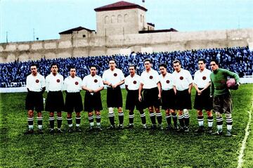 Adolfo Mengotti, el primer medallista olímpico en la historia del conjunto madridista, posa con la camiseta del Real Madrid de 1921. En ella se ven los cordones tradicionales para cerrar o abrir el cuello, típicos de las elásticas de aquella década. Mediocentro de gran precisión, Mengotti hizo historia al ganar la medalla de plata en los JJ OO de París en 1924. Lo hizo con la selección de Suiza, ya que su padre era Cónsul Plenipotenciario de Suiza en Madrid.

