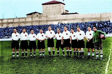 Adolfo Mengotti, el primer medallista olímpico en la historia del conjunto madridista, posa con la camiseta del Real Madrid de 1921. En ella se ven los cordones tradicionales para cerrar o abrir el cuello, típicos de las elásticas de aquella década. Mediocentro de gran precisión, Mengotti hizo historia al ganar la medalla de plata en los JJ OO de París en 1924. Lo hizo con la selección de Suiza, ya que su padre era Cónsul Plenipotenciario de Suiza en Madrid.

