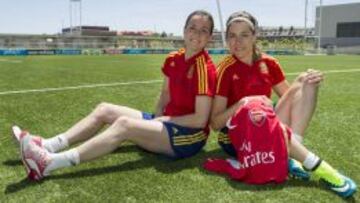 AVENTURA INGLESA. Natalia y Vicky posan con la camiseta del Arsenal en la Ciudad del Fútbol.