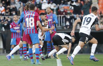 2Carlos Soler marca el 1-3 al Barcelona. 