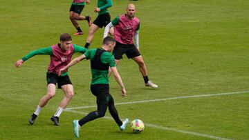 Dos laterales derechos del Racing, Dani Fernández y Unai Medina, frente a su compañero Íñigo Vicente.