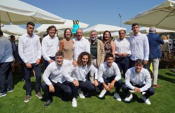 El presidente del Celta de Vigo, Carlos Mouriño (c), junto a miembros del equipo.