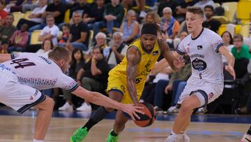 Andrew Albicy (c) escolta francés del Gran Canaria disputa una posesión ante los jugadores del Mombus Obradoiro Tres Tinkle (i) y Fernando Zurbriggen (d) durante en el partido de la séptima jornada de la Liga Endesa, que ambos equipos han disputado este sábado en el Gran Canaria Arena.