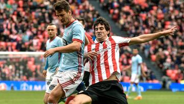 GRAF3457. BILBAO, 31/03/2018.- El centrocampista del Athletic de Bilbao, Mikel San José (d), y el centrocampista serbio del Celta de Vigo, Nemanja Radoja, disputan un balón durante el partido de esta tarde entre el Athletic de Bilbao y el Ce