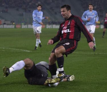 Javi Moreno Valera (10-09-1974) alcanzó fama a nivel europeo en la final de UEFA de la temporada 2000-01 entre el Alavés y el Liverpool. Ganó el conjunto inglés, pero el conjunto vitoriano tuvo al Liverpool contra las cuerdas. Perdió 5-4 y Javi Moreno hizo dos goles. Su gran rendimiento propició su fichaje por el Milan. En la campaña 2001-02 jugó 16 partidos y marcó dos tantos. El Atlético lo fichó junto a Coloccini el año siguiente. El defensa, cedido. Por Javi Moreno el club madrileño pagó 12 millones de euros. Pero no rindió lo que se esperaba de él. Disputó en sus tres campañas 36 partidos e hizo siete goles. La primera la jugó entera. En la segunda fue cedido al Bolton y en la tercera al Zaragoza. No pudo celebrar de rojiblanco los goles que todos hubiesen deseado.