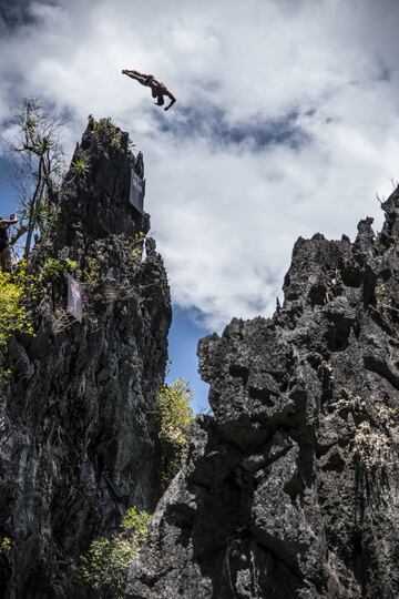 Las imponentes formaciones de piedra caliza de la Pequeña y Gran Laguna en la isla de Miniloc, que están a 40 minutos en bote del pueblo de El Nido, proporcionarán un magnífico telón de fondo para la inauguración de la temporada 