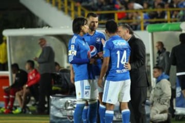 El técnico uruguayo vivió el clásico con mucha intensidad 