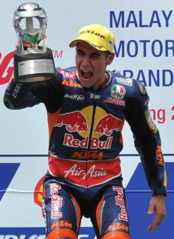 Luis Salom sostiene el trofeo durante la celebración en el podio de su victoria en la carrera de Moto3 en el Gran Premio de Malasia en el circuito de Sepang