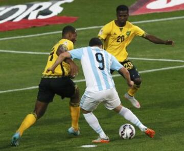 Gonzalo Higuain marca para Argentina.