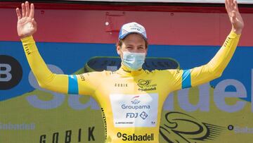 GRAFCVA39379. XILXES (CASTELLÓN), 17/04/2021.- El corredor suizo del equipo Groupama - FDJ, Stefan Kung, de amarillo en el podio de Almenara tras su victoria en cuarta etapa de la Volta a la Comunitat Valenciana, una contrarreloj individual en la que se ha impuesto con un tiempo de 16'12". EFE/Volta C.Vciana/SOLO USO EDITORIAL/SOLO DISPONIBLE PARA ILUSTRAR LA NOTICIA QUE ACOMPAÑA (CRÉDITO OBLIGATORIO)
