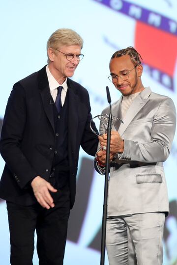 Arsene Wenger entrega el premio al piloto británico de F1 Lewis Hamilton