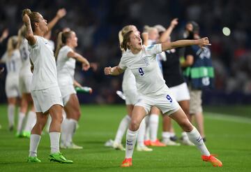 Las jugadoras inglesas celebran la victoria tras finalizar el partido.