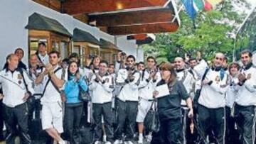 <b>RECIBIDOS CON BONGOS. </b>La Selección fue recibida por un grupo zulú que cantó y bailó en su honor. España llegó a Rustemburgo tras un largo viaje desde Bakú.