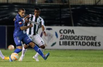 QUI01. MANTA (ECUADOR), 07/05/2015.- Mauro Fernández (i) del Emelec de Ecuador disputa el balón con Farid Díaz (d) del Atlético Nacional de Colombia hoy, jueves 7 de mayo de 2015, durante un partido por la Copa Libertadores en el estadio Jocay en Manta (Ecuador). EFE/José Jácome