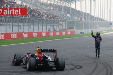 Sebastian Vettel celebrando su décima victoria de la temporada y su cuarto campeonato consecutivo.