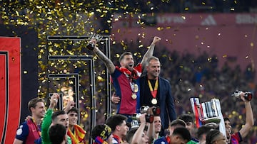 El conjunto azulgrana consigue el trofeo de Copa número 33 tras ganar al Real Madrid 3-2. En la imagen, Íñigo Martínez y Hansi Flick.