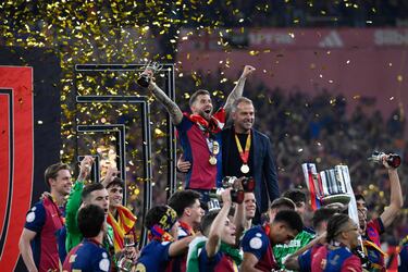 El conjunto azulgrana consigue el trofeo de Copa número 33 tras ganar al Real Madrid 3-2. En la imagen, Íñigo Martínez y Hansi Flick.