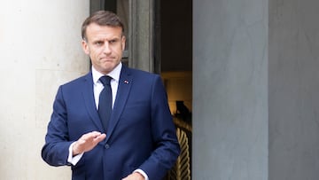 Paris (France), 26/07/2024.- French President Emmanuel Macron waits for the arrival of the President of Argentina Javier Milei (unseen) for a bilateral meeting ahead of the opening of the Paris 2024 Olympic Games, at the Elysee Palace, in Paris, France, 26 July 2024. (Francia) EFE/EPA/ANDRE PAIN