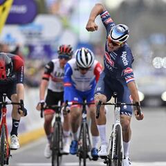 Van der Poel conquista un espectacular Tour de Flandes