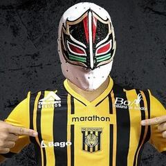 Futbolista mexicano se presenta en su nuevo equipo con máscara de luchador