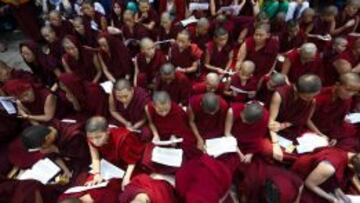 Monjes budistas nepal&iacute;es participan en el funeral de las v&iacute;ctimas del alud que acab&oacute; con la vida de al menos 13 sherpas en el Everest.