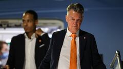 Louis Van Gaal, llegando a Qatar.