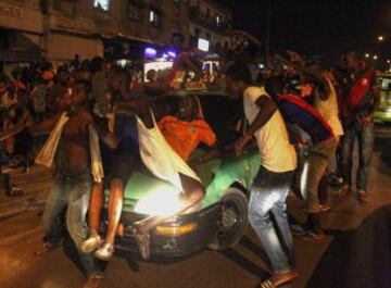 Seguidores de Costa de Marfil celebran el pase a la final de su equipo.