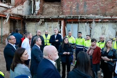El Rey Felipe VI y la Reina Letizia durante la visita a la localidad de Letur. Los monarcas han estado acompañados del presidente de la Junta de Comunidades de Castilla-La Mancha, Emiliano García-Page; de la ministra de Vivienda y Agenda Urbana, la castellano-manchega Isabel Rodríguez, y de la delegada del Gobierno en Castilla-La Mancha, Milagros Tolón, entre otras autoridades.