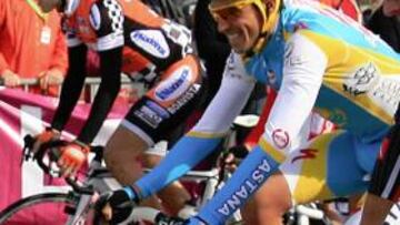 <b>AMIGOS Y RIVALES. </b>Alberto Contador y Luis León Sánchez, ayer.