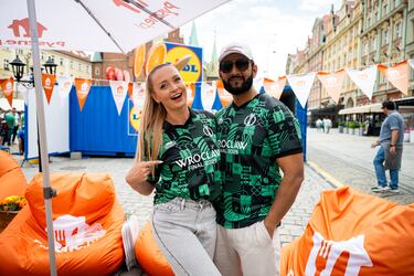 Gran ambiente en la Fan Zone del Real Betis. 