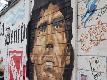 Aficionados se reúnen a las puertas del estadio Diego Armando Maradona, en el barrio de La Paternal.