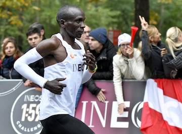 Kipchoge, de 34 años, se convirtió en Viena en el primer ser humano que baja de dos horas en 42.195 metros, la maratón aunque no será homologado como récord.