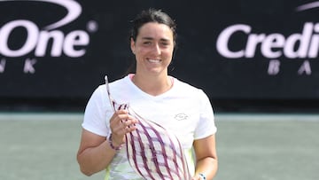 La tenista tunecina Ons Jabeur posa con el título de campeona del torneo de Charleston tras derrotar en la final a la suiza Belinda Bencic.