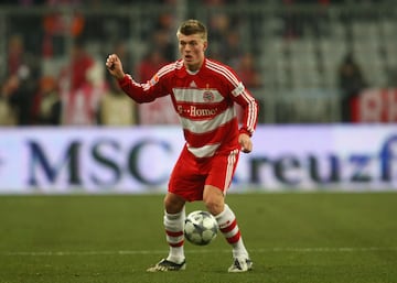 Para la temporada 2007-08 ya se asentó en el primer equipo del conjunto alemán cuando únicamente tenía 17 años. En su primera etapa con el Bayern (dos temporadas), Kroos jugó un total de 30 partidos anotando dos goles y repartiendo seis asistencias.