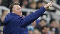 Louis Van Gaal da &oacute;rdenes a sus jugadores durante el encuentro Newcastle-Manchester United de Premier League.