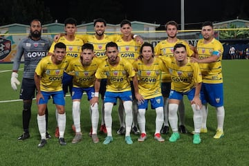 El Sevilla FC Juncos es un club de Puerto Rico, que apenas tiene 18 a?os. En 2006 el doctor sevillano Curro Mart¨ªnez-Ca?avate, sevillista confeso, decidi¨® rendir homenaje a su equipo favorito creando el Sevilla FC Juncos, en dicha localidad puertorrique?a. El escudo es igual al de la entidad de Nervi¨®n.