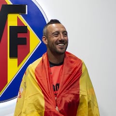 Cazorla vuelve con España cuatro
años después y tras su calvario