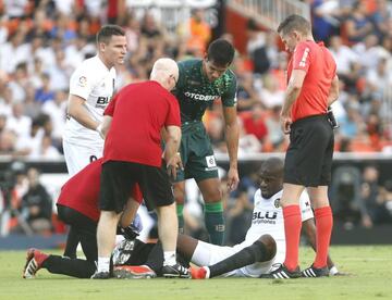 Kondogbia es atendido por los servicios médicos del Valencia.