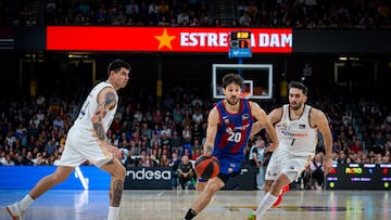 Nicolás Laprovittola, base del Barcelona, pasa entre Gabriel Deck y Facundo Campazzo, del Madrid.