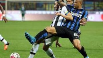 Felipe Melo pelea un bal&oacute;n con Bruno Fernandes en el encuentro de la Serie A entre Inter y Udinese del pasado s&aacute;bado.