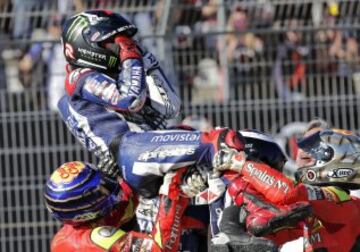 Jorge Lorenzo celebra la victoria de la carrera y el mundial de Moto GP.