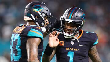 MIAMI GARDENS, FLORIDA - SEPTEMBER 29: Darren Waller #83 and Tua Tagovailoa #1 of the Miami Dolphins celebrate a touchdown during the third quarter against the New York Jets at Hard Rock Stadium on September 29, 2025 in Miami Gardens, Florida. Megan Briggs/Getty Images/AFP (Photo by Megan Briggs / GETTY IMAGES NORTH AMERICA / Getty Images via AFP)