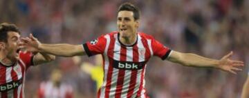 El delantero del Athletic Club Aritz Aduriz (d) celebra su primer gol junto a su compañero Ibai Gomez, durante el partido de vuelta de la fase previa de la Liga de Campeones que Athletic Club y Nápoles disputan esta tarde en el estadio de San Mamés, en Bilbao. 