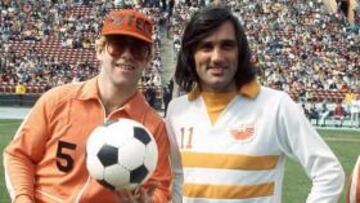 <b>GLAMOUR. </b>Elton John y George Best llevaron sus extravagancias y su carisma a Los Ángeles Aztecs.
