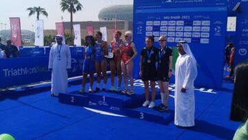 Susana Rodr&iacute;guez y su gu&iacute;a Sara L&ouml;ehr posan en el podio como campeonas del mundo de la clase PTVI en los Mundiales de Paratriatl&oacute;n de Abu Dabi.