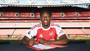 Myles Lewis-Skelly firma su renovación con el Arsenal hasta 2030.