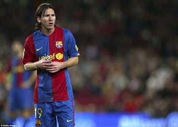 La primera aparición mágica de Messi en la Champions League se remonta a 2006. 'La Pulga' ingresó al minuto 20 del encuentro de fase de grupos contra el Werder Bremen, disputado en Alemania, y en el último minuto rompió el empate a 1 tras un pase quirúrgico de Deco. Ahí arrancaría el idilio del argentino con el máximo torneo de clubes.