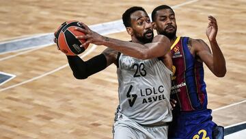 ASVEL Lyon-Villeurbanne US player David Lighty (L) fights for the ball with FC Barcelona's US player Cory Higgins (R) during the Euroleague basket ball match between ASVEL Lyon Villeurbanne and FC Barcelona, on November 26, 2020 at the Villeurbanne Astroballe Arena, in Villeurbanne. (Photo by JEFF PACHOUD / AFP)